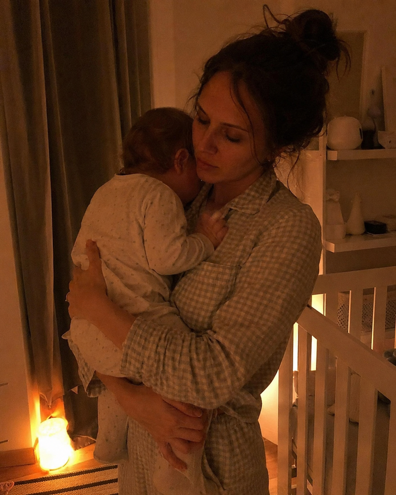 Mamá acompañando a su bebé en un despertar nocturno